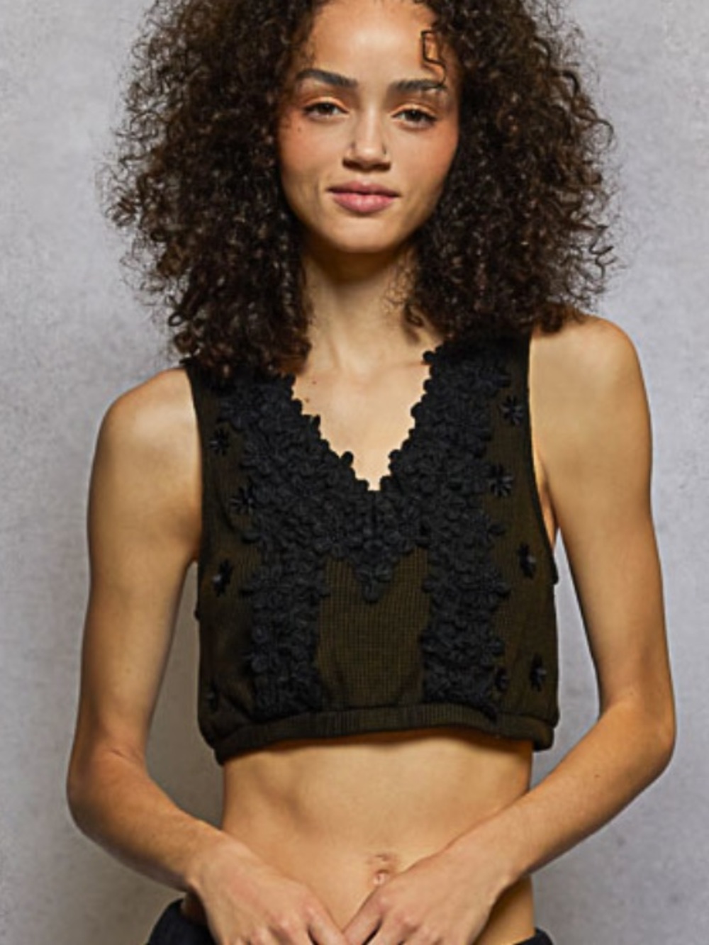 💕 NEW POL! - Floral Appliqué V-Neck Cropped Tank Top